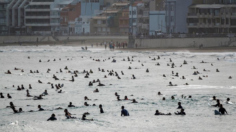 Decenas de surfistas en las playa de Las Canteras, en Las Palmas de Gran Canaria./ Ángel Medina G (EFE)