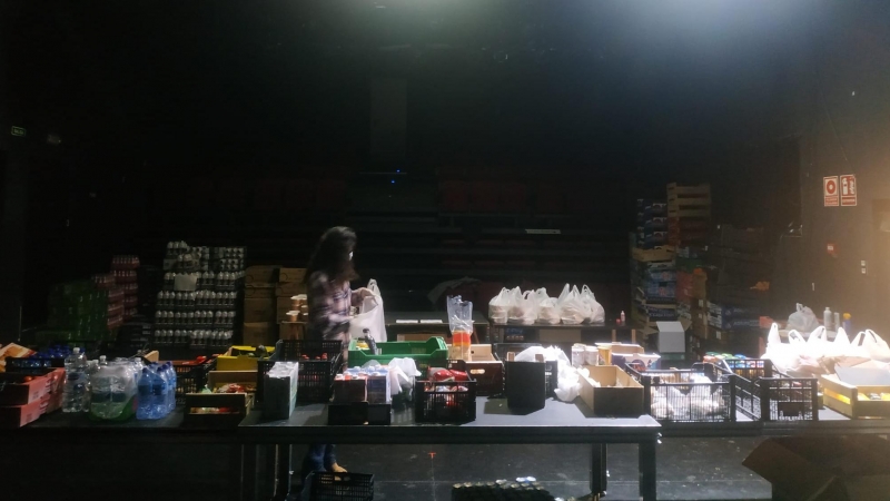 El escenario del Teatro del Barrio en Madrid convertido en Banco de alimentos.- GUILLERMO MARTÍNEZ