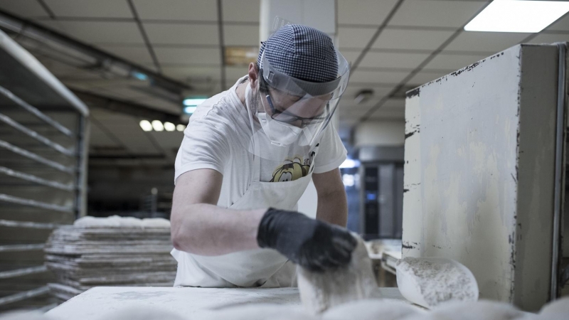 Fernando amasa barras de pan en el horno de su panadería en Vimianzo (A Coruña), que hace reparto en más de 10 municipios. “En la empresa de prevención de riesgos nos dieron una charla sobre nuestra obligación de dar los EPIs, pero cómo los consigues? En