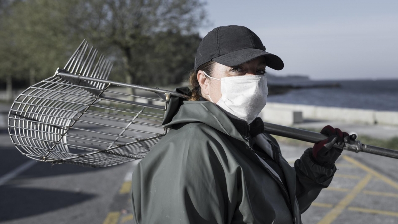 Mariscadora de Carril se prepara para bajar a la ría a capturar almeja. El cierre de los mercados centrales de abastecimiento como MercaBarna o MercaMadrid ha amenazado la actividad de muchos mariscadores. Según datos de la Xunta, solo en Galicia la factu