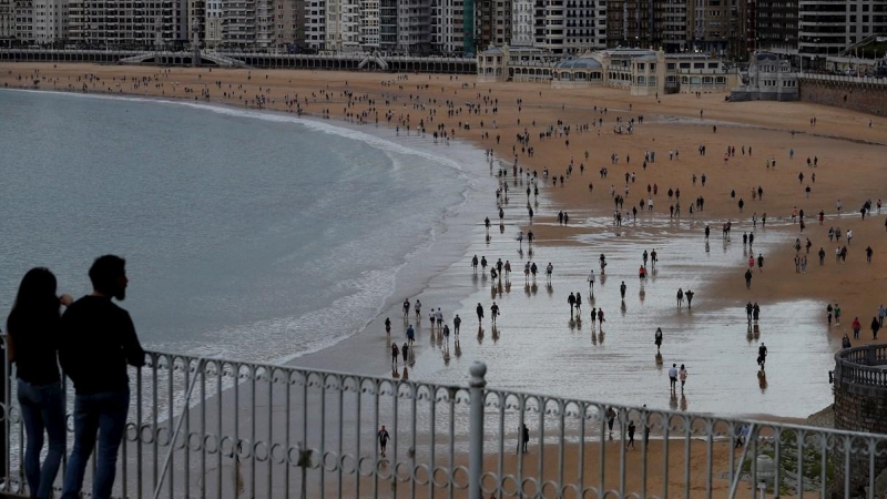 ista de la playa de La Concha de San Sebastián, este sábado, en la primera jornada que está permitido hacer deporte o pasear al aire libre desde que se decretara la lareta sanitaria a causa de la pandemia de coronavirus COVID-19. EFE/Javier Etxezarreta