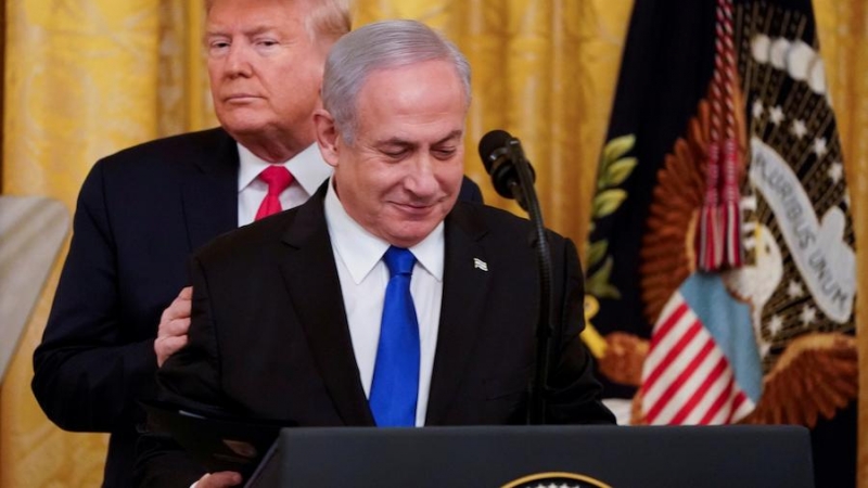 El presidente Donald Trump pone sus manos sobre los hombros del primer ministro israelí, Benjamin Netanyahu, mientras hacen declaraciones conjuntas sobre una propuesta de plan de paz para Oriente Medio en la Sala Este de la Casa Blanca en Washington. | RE