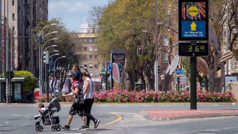 Una familia pasea en Murcia bajo altas temperaturas. EFE