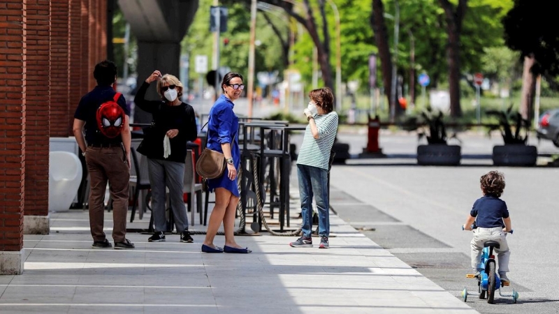 Varias personas en las calles en Roma este domingo. EFE/EPA/Riccardo Antimiani