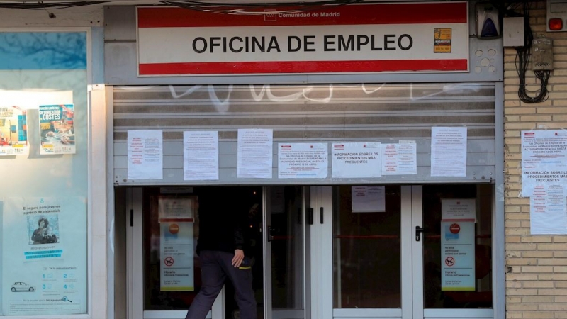 Un hombre entra en una oficina de empleo en Madrid. EFE/JuanJo Martín/Archivo