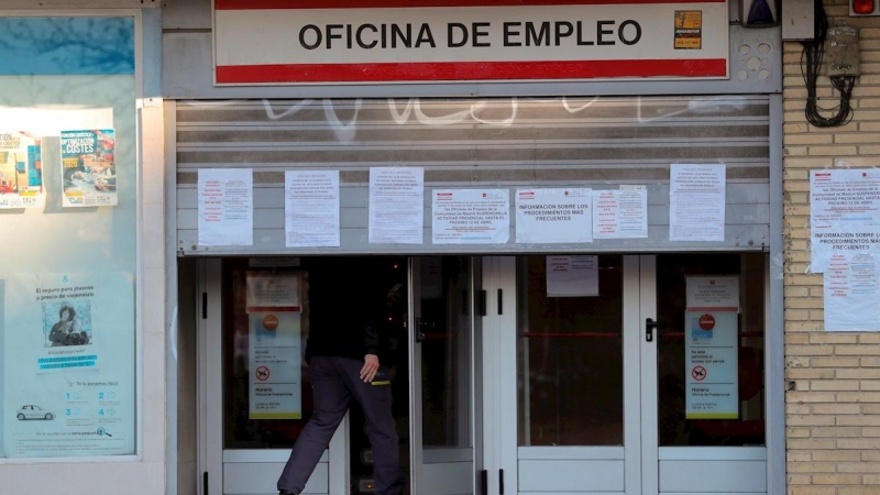 Un hombre entra en una oficina de empleo en Madrid. EFE/JuanJo Martín/Archivo