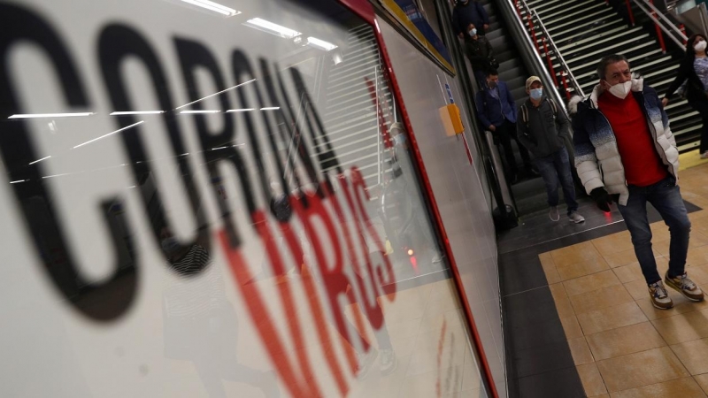 Viajeros entrando en el Metro de Madrid, todos con mascarilla, en el primer día de la fase 0 de la desescalada, en la que se introducirán medidas de relajación del confinamiento y de la actividad.. REUTERS/Susana Vera