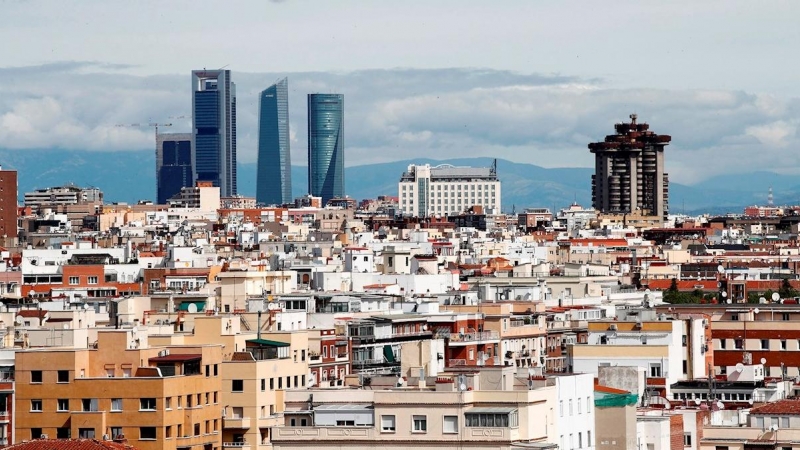 Cielo de Madrid prácticamente limpio de contaminación debido al confinamiento. La paralización del transporte y de buena parte de la actividad industrial por la crisis del COVID-19 supone un descenso de las emisiones de CO2. EFE/Javier López