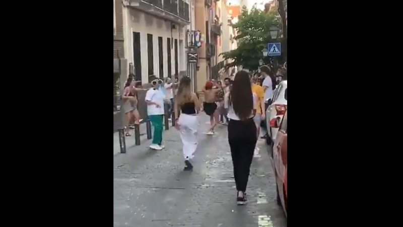 Varios jóvenes se saltan el confinamiento en el madrileño barrio de Malasaña. TWITTER/@minisashas