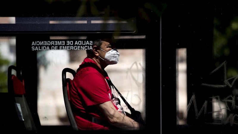 04/05/2020.- Un usuario protegido con una mascarilla en un autobús de Zaragoza. / EFE - TONI GALÁN