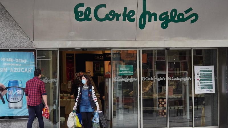 Una mujer sale de un centro de El Corte Inglés, tras realizar sus compras en el supermercado, en Pamplona. E.P/ Eduardo Sanz