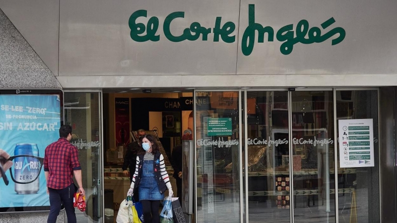 Una mujer sale de un centro de El Corte Inglés, tras realizar sus compras en el supermercado, en Pamplona. E.P/ Eduardo Sanz