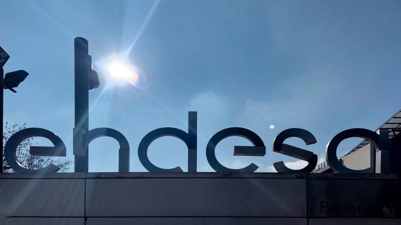El logo de Endesa, en la entrada de su sede en Madrid. E.P./Eduardo Parra