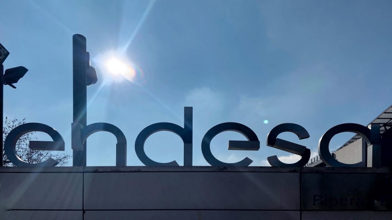 El logo de Endesa, en la entrada de su sede en Madrid. E.P./Eduardo Parra