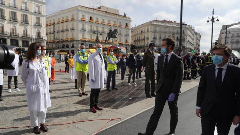 02/05/2020.- El líder del PP Pablo Casado (2i) y el alcalde de Madrid José Luis Martínez-Almeida (d), durante las celebraciones por el Dos de Mayo. / EFE - JUANJO MARTÍN