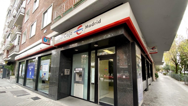 Exterior de una oficina de IberCaja en Madrid. E.P./Eduardo Parra