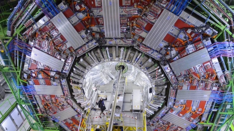 Noemí Carabán tras colocar una de las cámaras para una conexión en vivo desde el corazón del detector CMS, uno de los dos experimentos que confirmaron el descubrimiento del boson de Higgs. / Noemí Carabante / CERN