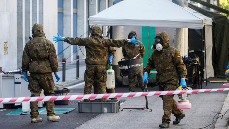 Miembros del Ejercito de Tierra realizan labores de desinfección en la residencia ‘’El Jardí’’ de Barcelona hoy lunes cuando ha comenzado la fase 0 de la desescalada, quicuagésimo primer día del confinamiento por el estado de alarma decretado por el Gobie