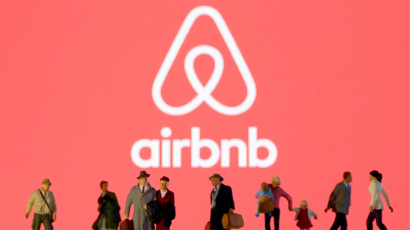 El logo de Airbnb | Reuters