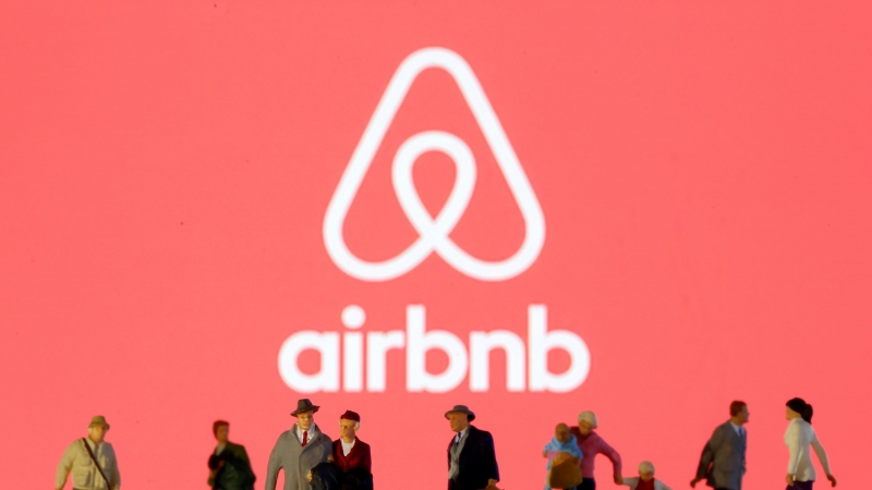 El logo de Airbnb | Reuters