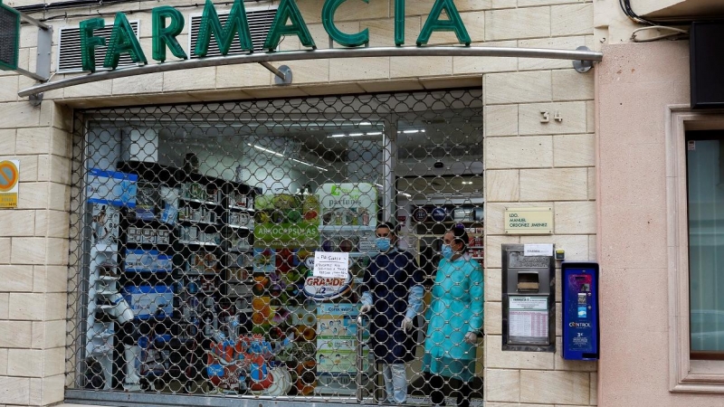 Empleados de una farmacia cerrada durante el estado de alarma por la pandemia del coronavirus.. REUTERS/Jon Nazca