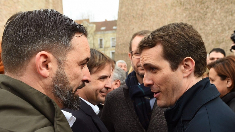 El presidente de VOX, Santiago Abascal, con el del PP, Pablo Casado, tras finalizar la concentración convocada en la plaza de Colón de Madrid contra el Gobierno de Pedro Sánchez. EFE/Fernando Villar