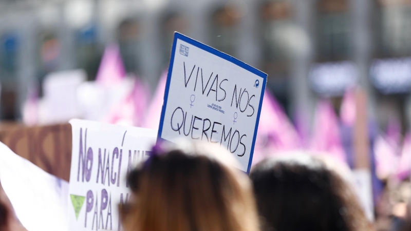 Pancarta que reza 'nos queremos viva' durante el 8M. / EUROPA PRESS