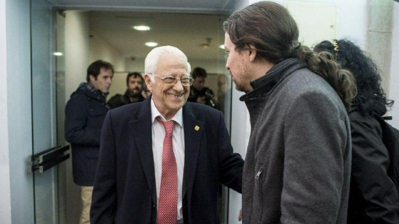 El Padre Angel, junto al vicepresidente segundo, Pablo Iglesias. DANI GAGO