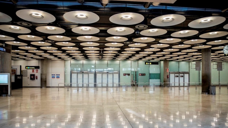 Vista de las puertas de salida de los viajeros de la terminal T4 del aeropuerto Adolfo Suárez de Madrid. EFE/Rodrigo Jiménez