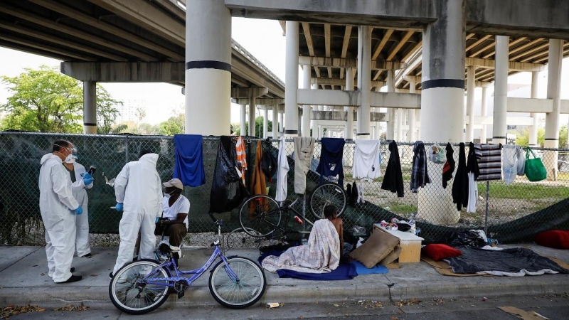 16/04/2020 - Sanitarios realizan pruebas a personas sin hogar en Miami (Estados Unidos). / REUTERS - MARCO BELLO