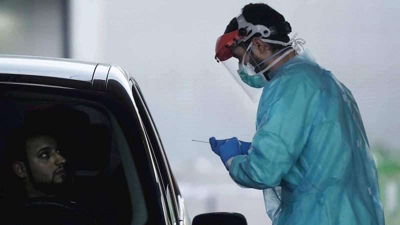 Un sanitario realiza un test PCR a una de las personas citadas en una de las carpas instaladas en los alrededores de la zona del centro sanitario Carlos Castilla del Pino de Córdoba. EFE /Rafa Alcaide