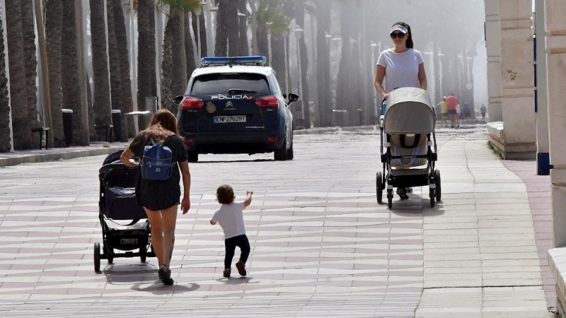 05/05/2020 - Varias personas caminan por el Paseo Marítimo de Almería. EFE/Carlos Barba