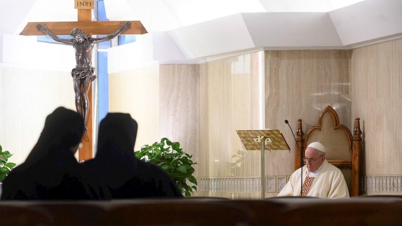 02/05/2020 - El papa Francisco durante una misa. / EFE