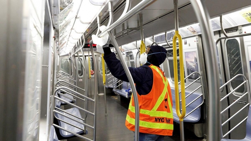 Un trabajador del metro de Nueva York desinfecta un vagón. / EFE - JUSTIN LANE