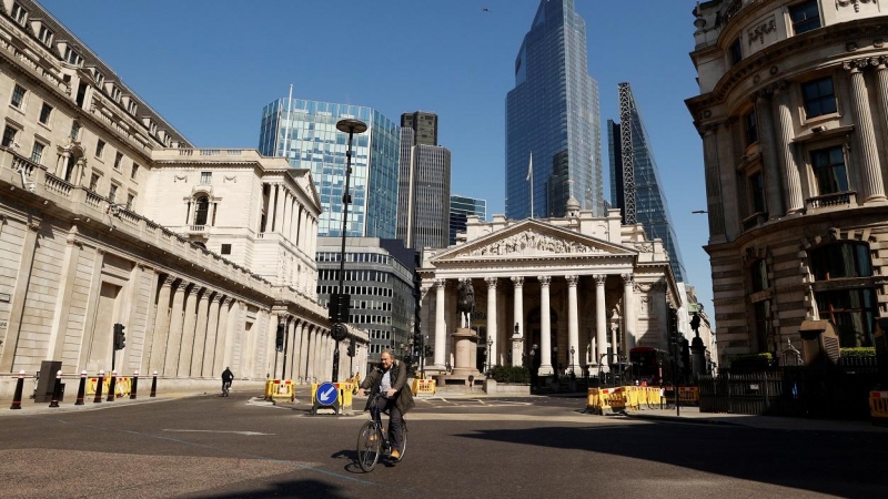 Un hombre en bicicleta pasa junto a la sede del Banco de Inglaterra, en la City de Londres.. REUTERS/John Sibley