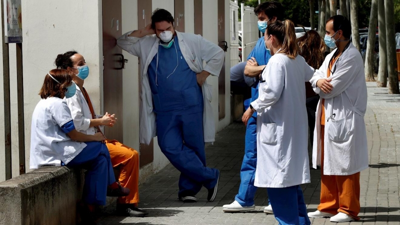 Trabajadores del Hospital de Bellvitge de Barcelona durante una pausa este martes cuando se cumplen 52 días de estado de alarma por la epidemia de coronavirus y segundo día de la fase 0 de desescalada. EFE/Toni Albir