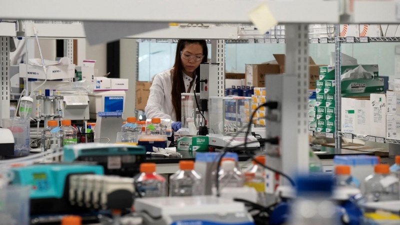 Una investigadora trabajado para la vacuna del coronavirus, en un laboratorio en San Diego (California, EEUU). REUTERS / Bing Guan