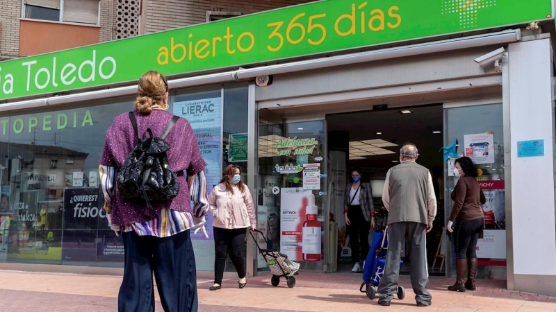 Varias personas hacen cola en una farmacia en Murcia. EFE/Marcial Gullén