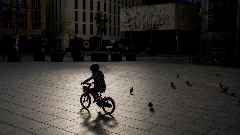 Un nen va amb la moto en un carrer de Barcelona, ​​ja que el brot del coronavirus continua alentint-se. Jordi Boixareu / ZUMA Wire / DPA