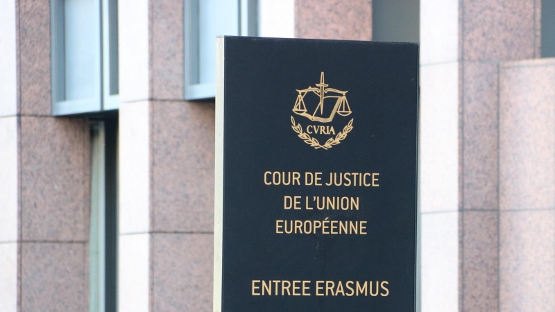 Pla curt del cartell del Tribunal de Justícia de la UE (TJUE) a Luxemburg. NATÀLIA SEGURA / ACN