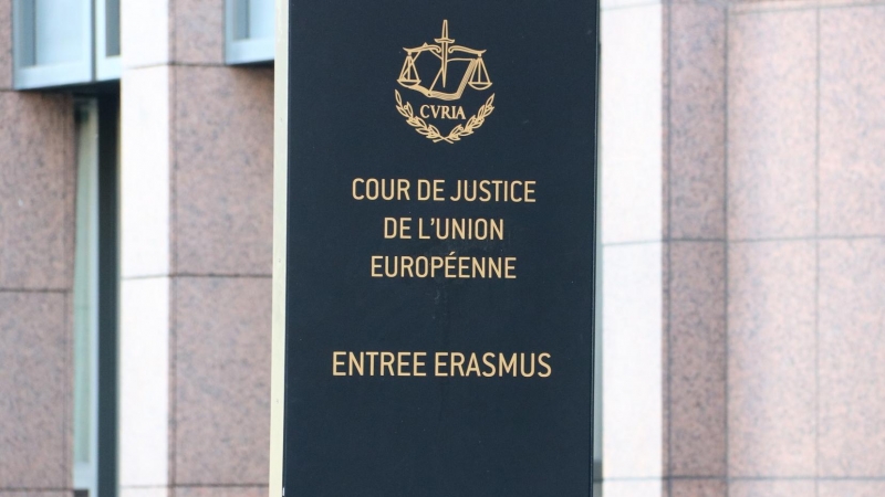 Pla curt del cartell del Tribunal de Justícia de la UE (TJUE) a Luxemburg. NATÀLIA SEGURA / ACN