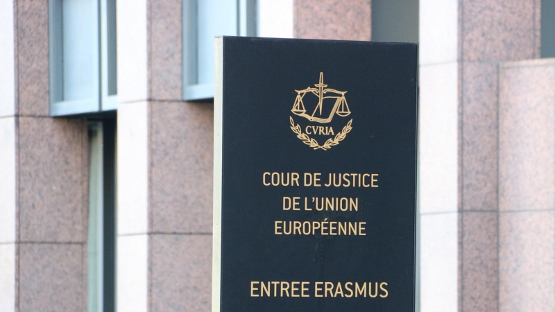 Pla curt del cartell del Tribunal de Justícia de la UE (TJUE) a Luxemburg. NATÀLIA SEGURA / ACN