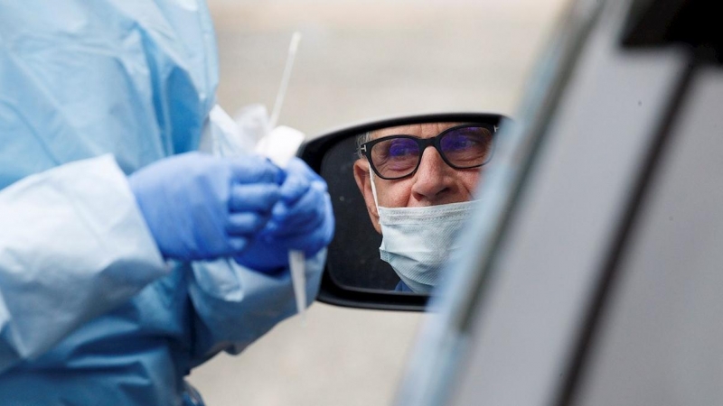 07/05/2020.- Un profesional sanitario realiza un test a un paciente a la entrada de un hospital en Nueva York. EFE/Justin