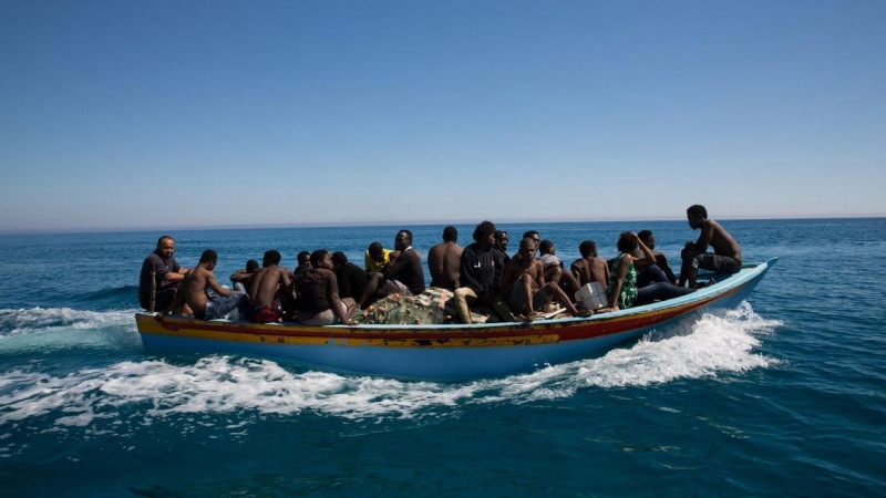 Imagen de archivo del rescate de una patera con varias personas en el Mediterráneo. EFE