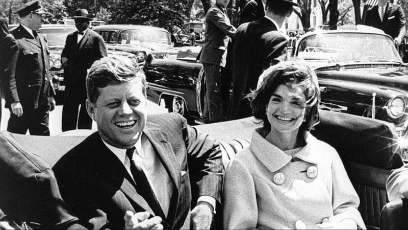 John F. Kennedy instantes antes de ser asesinado en Dallas.