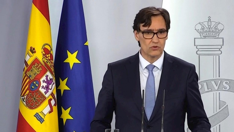 Captura de la señal institucional de Moncloa.- El ministro de Sanidad, Salvador Illa, durante la rueda de prensa que ofrece hoy viernes en el Palacio de La Moncloa junto al director del Centro de Coordinación de Alertas y Emergencias Sanitarias, Fernando