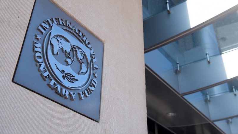 El logo del FMI en la entrada de la sede del organismo en Washington. AFP/Saul Loeb