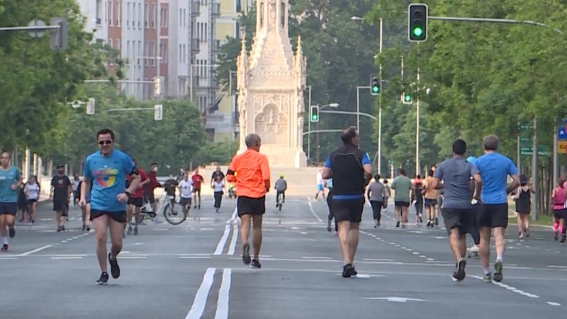 Madrileños pasean y hacen deporte tramos peatonalizados