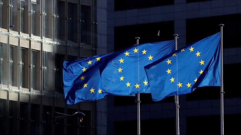 Banderas de la Unión Europea ondean delante del edificio que alberga la Comisión Europea en Bruselas. | Reuters