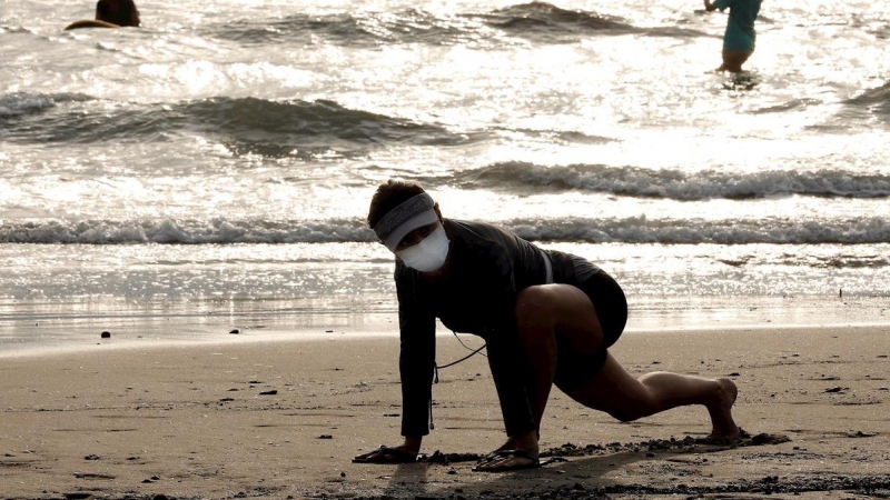 Una persona hace deporte, durante la franja horaria permitida, en la playa de la Malvarrosa, en Valencia, hoy quincuagésimo sexto día del estado de alarma. EFE/ Juan Carlos Cárdenas